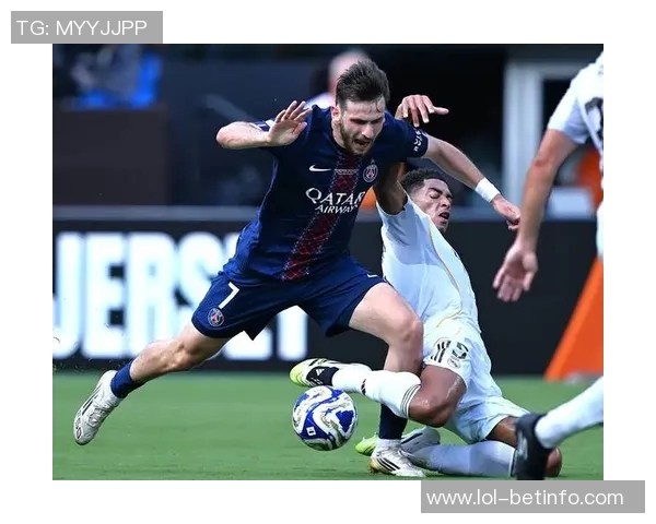 国王杯激战巴黎圣日耳曼险胜阿森纳红牌事件引发全场热议与数据分析